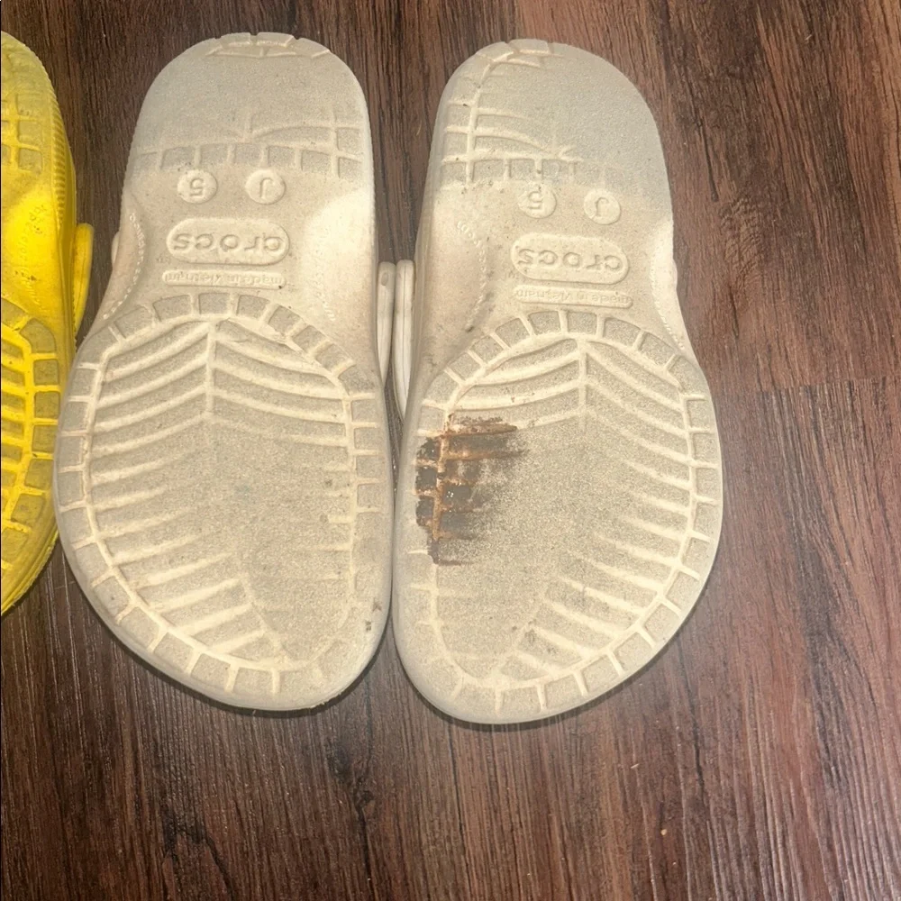 Crocs bundle white/yellow size 5 youth/ 7 women - Picture 5 of 12
